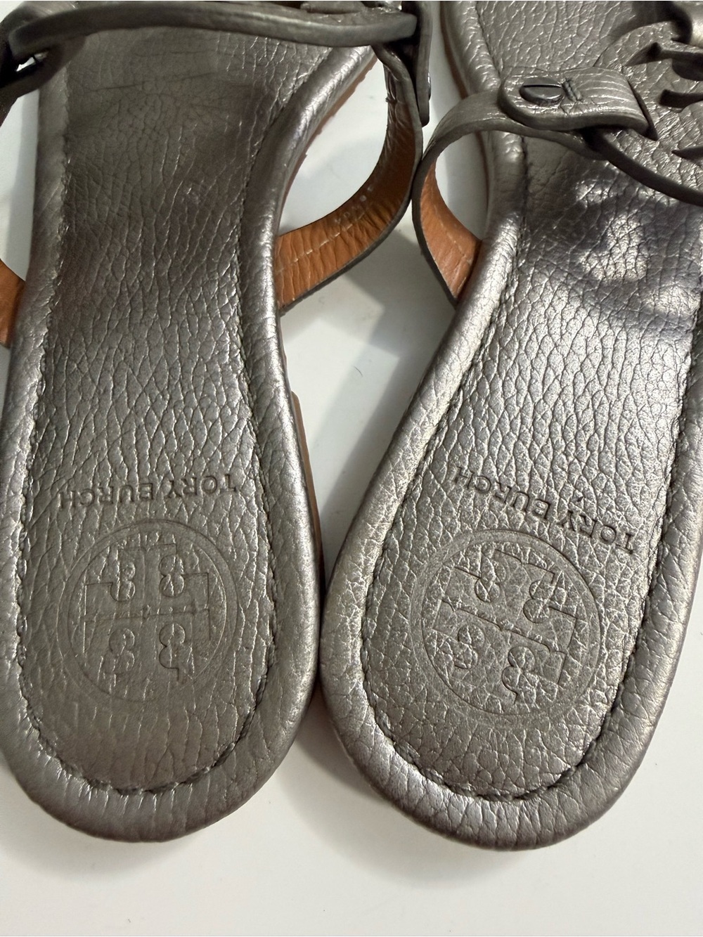 Tory Burch miller Metallic size 8 Pewter Logo Thong Sandals - Picture 6 of 7